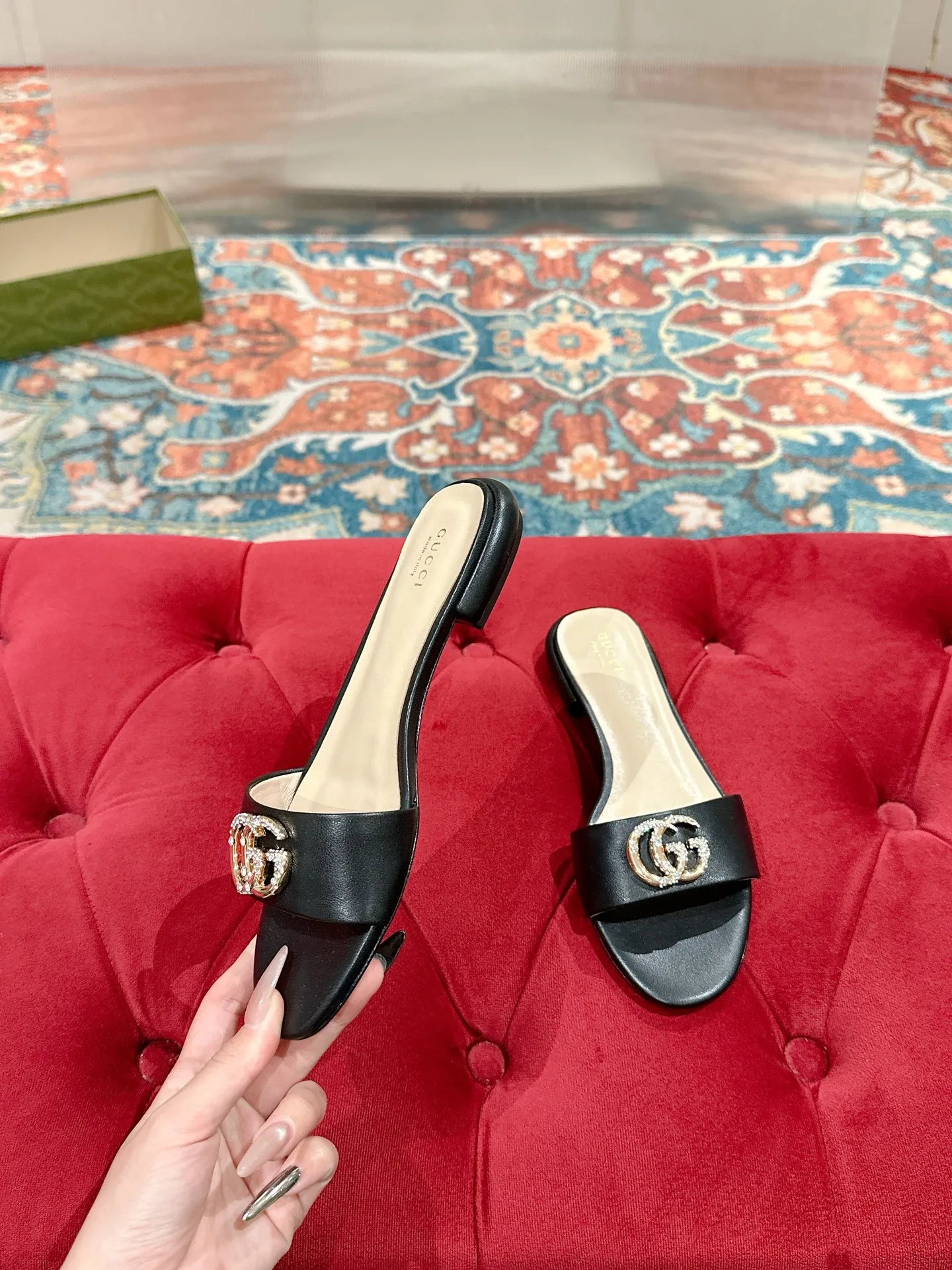 👟👟Ex-factory price 520👟👟 Every detail of Gucci's 2025 spring and summer new open-toe sandals and slippers has been carefully crafted, and design elements such as round toes and thick heels are cleverly used to create a fashionable retro style. The archived double G diamond-encrusted buckle details are reminiscent of the brand's fashionable atmosphere. ▪️Material: original custom sheepskin ▪️Inner lining/foot: high-end custom sheepskin ▪️Heel height: 1.0cm ▪️Number of yards: 35-39 (customized at 40.41.42, non-returnable)